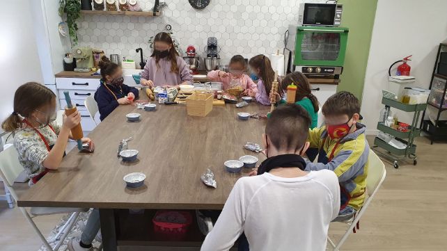 clase extraescolar cocina la tata rubi grupo infantil concentrados trabajando